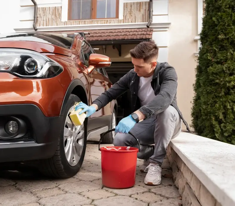Lavage auto à domicile Huos : professionnel intervenant sur un véhicule
